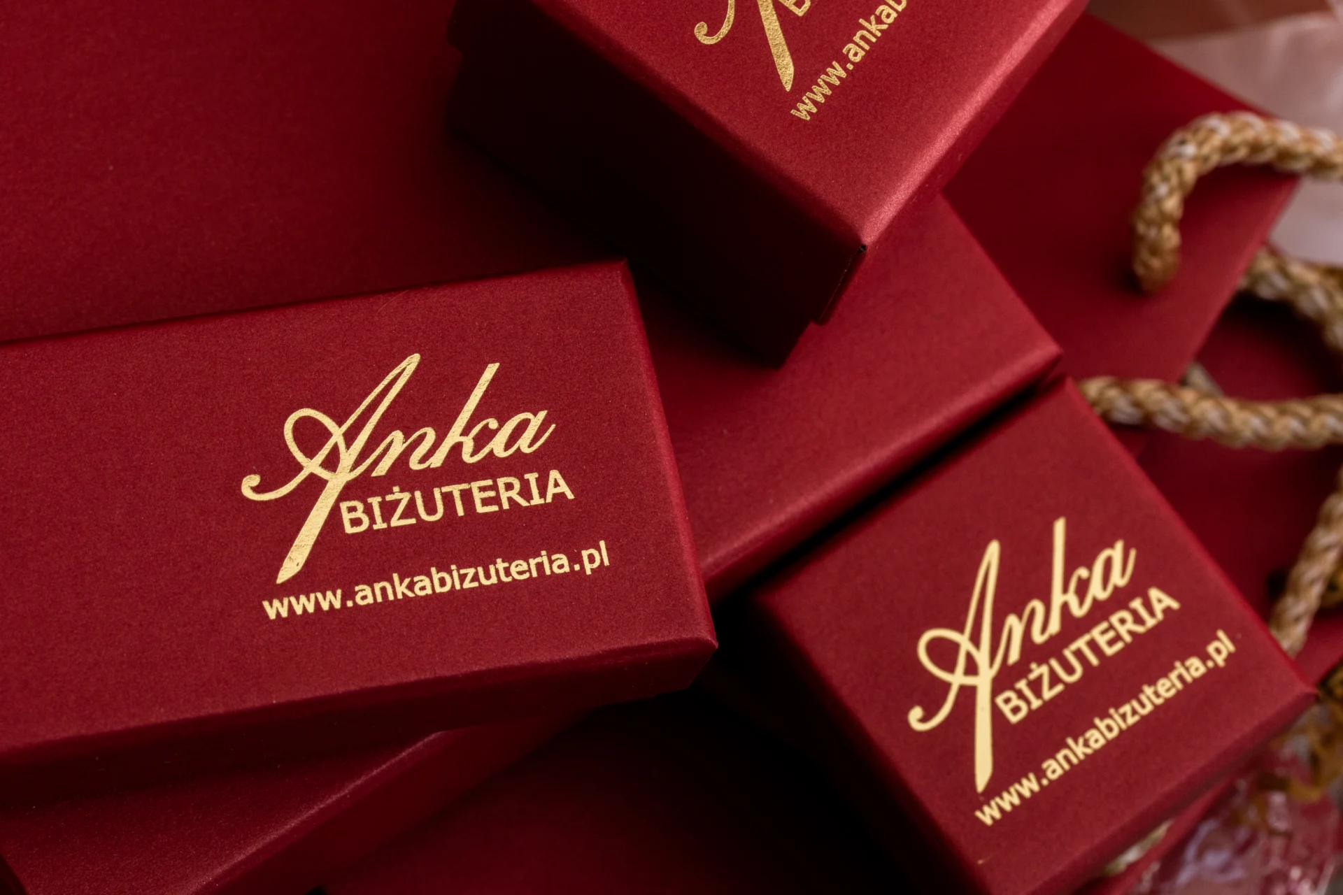 Bordowe pudełka jubilerskie z logo wykonanym złotym hot-stampingiem
