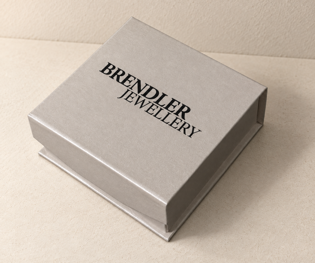 Białe pudełko magnetyczne P176 z czarnym logo BRENDLER JEWELLERY
