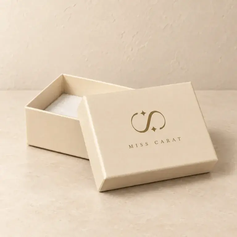 Kremowe pudełko z wieczkiem P45 z logo Miss Carat